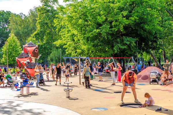 Macaristan, Budapeşte 'de yaz mevsiminde Şehir Parkında oyun alanı