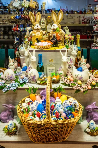 Macaristan, Budapeşte 'de paskalya yumurtası ve tavşanlı sepetin yakın görüntüsü