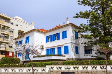 Portimao, Algarve, Portekiz 'deki beyaz tipik villa.