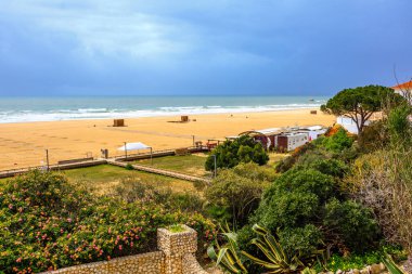 Portimao, Algarve, Portekiz 'deki Rocha Sahili manzarası