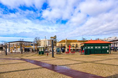 Portimao, Algarve, Portekiz 'de güneşli bir günde seti seyret