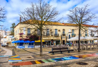 Portimao, Algarve, Portekiz 'de güneşli bir günde seti seyret