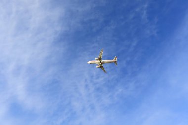 Güneşli bir günde mavi gökyüzünde uçan uçak manzarası