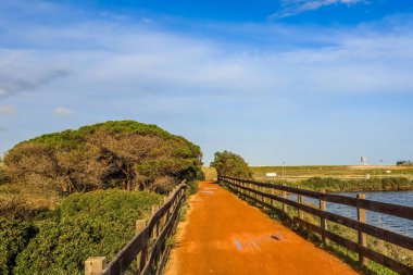 Faro, Algarve, Portekiz 'deki Ria Formosa Doğal Parkı' ndaki Ludo Yolu.