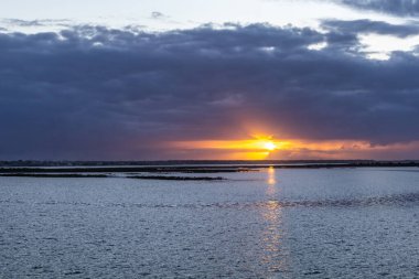 Faro, Algarve, Portekiz 'de gün batımında Ria Formosa Doğal Parkı