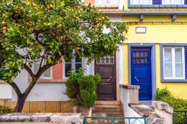 Faro, Algarve, Portekiz 'de limon ağacı olan renkli evler