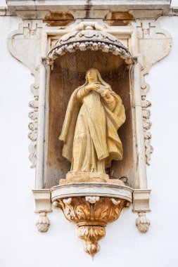 Carmel Dağı 'nın üçüncü tarikatının kilisesinin heykeli.