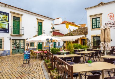 Faro, Algarve, Portekiz 'deki sokak kafesi.