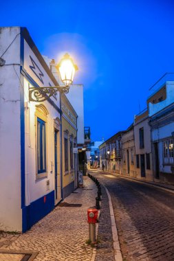 Akşam Faro, Algarve, Portekiz 'de yayalar var.