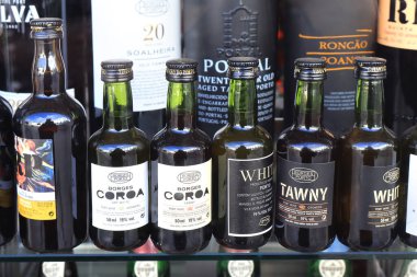 Portekiz, Madeira 'da şarap şişeleri olan rafçı.