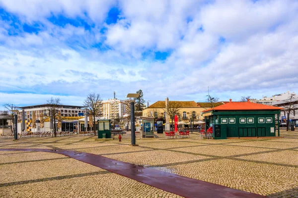 Portimao, Algarve, Portekiz 'de güneşli bir günde seti seyret