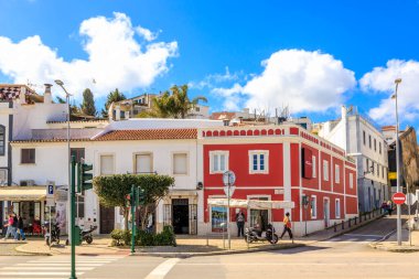 Lagos, Algarve, Portekiz 'deki eski şehrin tarihi caddesi.