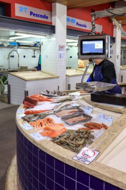 Lagos, Algarve, Portekiz 'deki yerel pazarda deniz ürünleri satışı