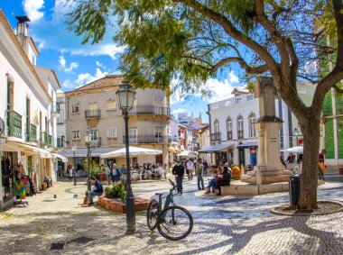 Portekiz 'in Lagos kentindeki ünlü Luis de Camoes Meydanı' nda şehit askerler için anıt.