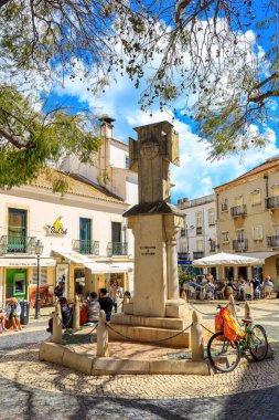 Portekiz 'in Lagos kentindeki ünlü Luis de Camoes Meydanı' nda şehit askerler için anıt.