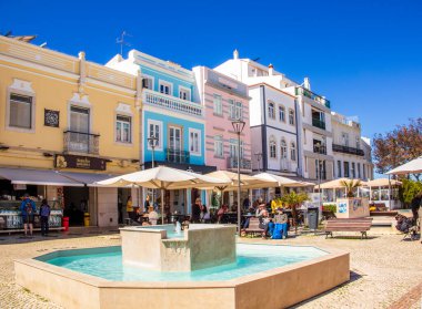 Lagos, Algarve, Portekiz 'deki eski şehrin tarihi caddesi.