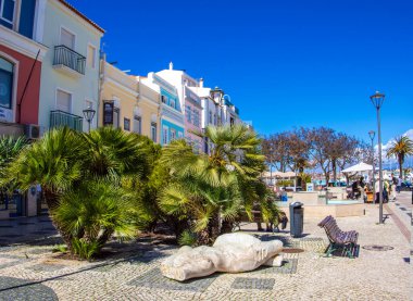 Lagos, Algarve, Portekiz 'deki eski şehrin tarihi caddesi.