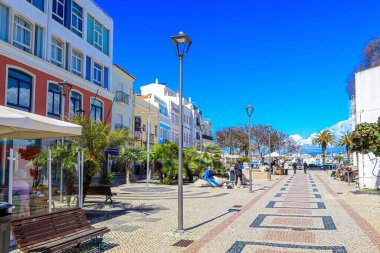 Lagos, Algarve, Portekiz 'deki eski şehrin tarihi caddesi.