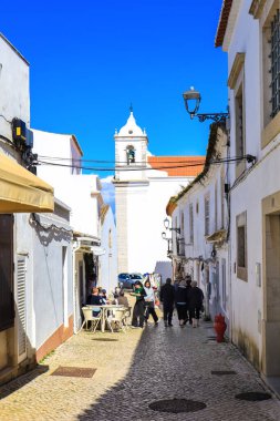Lagos, Algarve, Portekiz 'deki eski şehrin tarihi caddesi.