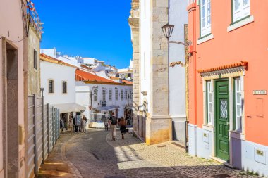 Lagos, Algarve, Portekiz 'deki eski şehrin tarihi caddesi.