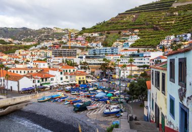 Portekiz, Madeira 'daki Camara de Lobos' ta renkli ahşap tekneli eski liman manzarası