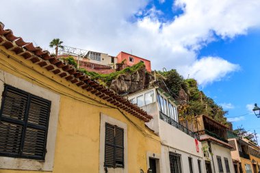 Portekiz 'in Madeira kentindeki Camara de Lobos köyünün mimarisi.
