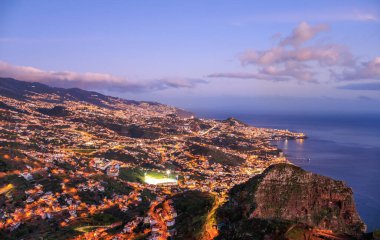 Portekiz, Madeira 'da gün batımında Camara de Lobos köyünün panoraması