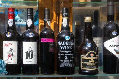 Portekiz, Madeira 'da şarap şişeleri olan rafçı.