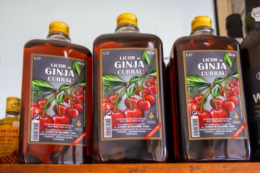 Portekiz 'de geleneksel vişne likörlü Ginja de Obidos şişeleriyle raflarda satılıyor.