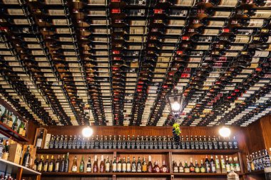 Portekiz, Madeira 'da şarap şişeleri olan bir mağaza.