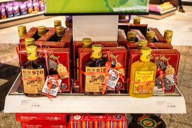 Madeira ballı pastası ve Poncha 'lı hatıralar, Madeira takımadalarından rom.