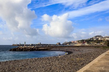 Funchal, Madeira, Portekiz 'de Amiral Reis Beach ile Panorama