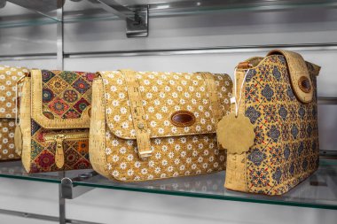 Madeira 'daki sokak pazarında meşe mantarından yapılmış çantalar.