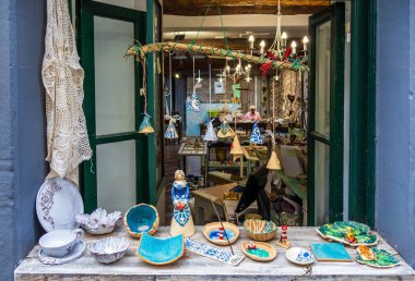 Funchal, Madeira, Portekiz 'deki hediyelik eşya dükkanında geleneksel seramik çanak çömlek.