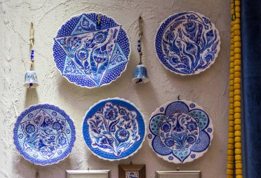 Funchal, Madeira, Portekiz 'deki hediyelik eşya dükkanında geleneksel seramik tabak.