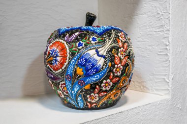 Funchal, Madeira, Portekiz 'deki hediyelik eşya dükkanında seramik renkli elma