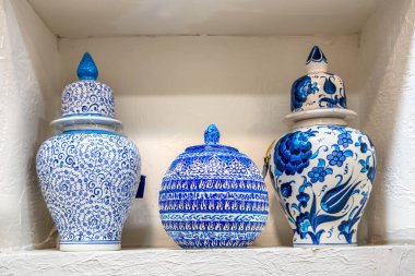 Funchal, Madeira, Portekiz 'deki hediyelik eşya dükkanında geleneksel seramik vazolar