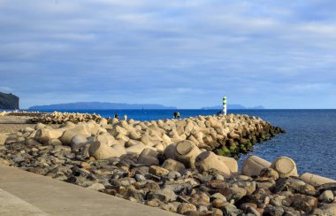 Funchal, Madeira, Portekiz 'deki setin ve dalgakıranların manzarası