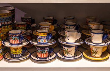 Funchal, Madeira, Portekiz 'den tipik seramik hatıra kupaları.