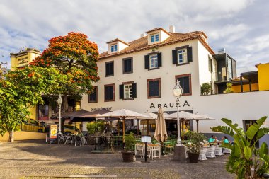 Şehir merkezindeki Funchal, Madeira, Portekiz 'de bulunan yerel kafe yakınlarında şarap heykeli taşımacılığı