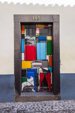 Zona Velha do Funchal 'da (Santa Maria Caddesi) renkli kapı Funchal, Madeira, Portekiz
