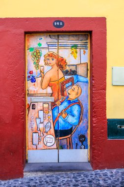 Zona Velha do Funchal 'da (Santa Maria Caddesi) renkli kapı Funchal, Madeira, Portekiz
