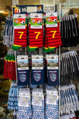 Funchal, Madeira, Portekiz 'de satılık hatıra çoraplar.