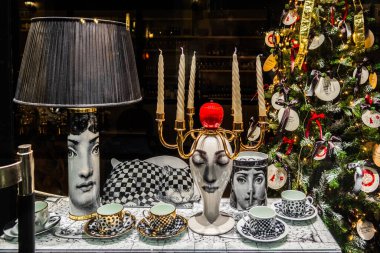 İtalya, Floransa 'da porselen mağazası vitrini