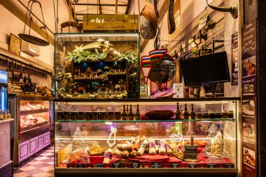 İtalya 'nın Floransa kentinde Noel zamanı dekore edilen et dükkanının görüntüsü
