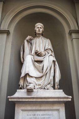 Arnolfo di Cambio 'nun heykeli, 13. yüzyıl İtalyan mimarı ve heykeltraşı.