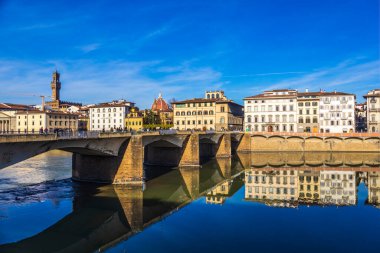 İtalya 'nın Floransa kentindeki Arno Nehri üzerindeki Ponte Santa Trinita (Kutsal Üçleme Köprüsü)