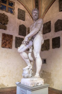 Flaman heykeltıraş Giambologna 'nın mermer Oceano heykeli İtalya' nın Floransa kentindeki Ulusal Bargello Müzesi verandasında