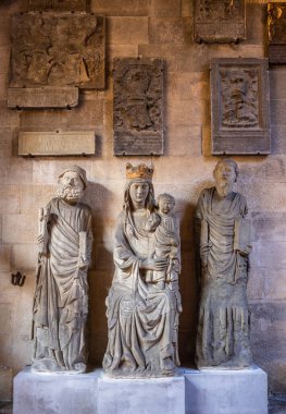 Aziz Peter ve Paul Arasındaki Meryem Ana ve Çocuk. Yazan Paolo di Giovanni. İtalya 'nın Floransa kentindeki Bargello Ulusal Müzesi verandasında.