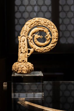 İtalya 'nın Floransa kentindeki Bargello Müzesi' nde 11. yüzyıldan kalma fildişi piskoposun çapraz kafası oyulmuş.